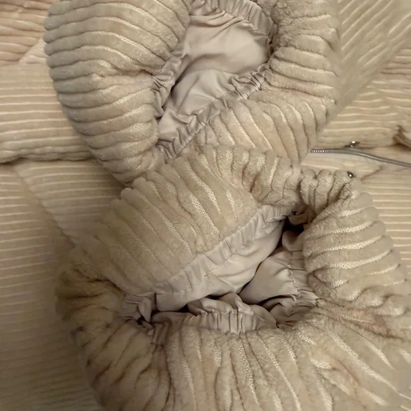 Wilfred The Cloud Puff jacket from Aritzia - goos down fill - Picture 4 of 6